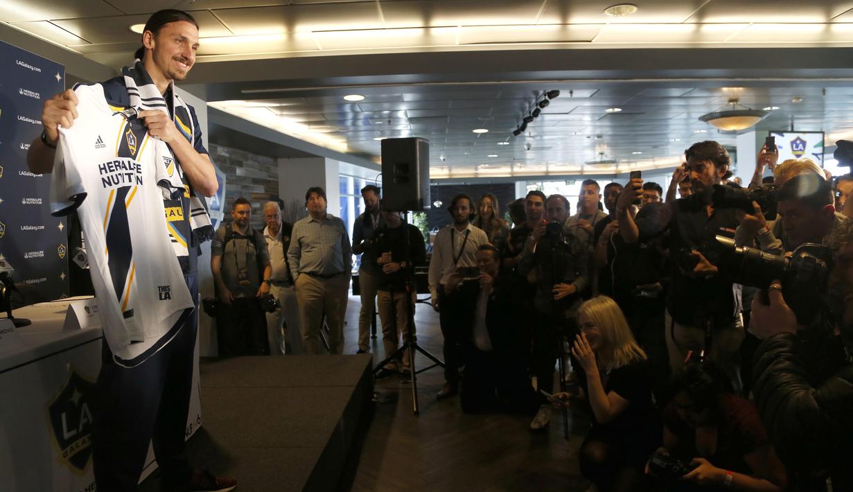 Mantan Striker Manchester United, Zlatan Ibrahimovic, menunjukan jersey nya saat perkenalan oleh LA Galaxy di StubHub Center, AS, Sabtu (30/3/3028). LA Galaxy menjadi klub kesembilan sepanjang karier pria Swedia ini. (AP/Ringo H.W. Chiu)