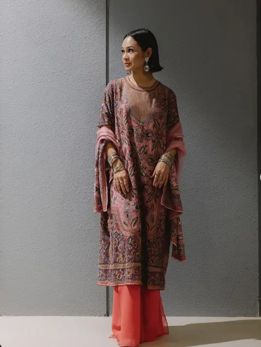 Begitu juga dengan Andien yang tampil begitu fresh dengan rambut bob-nya. Ia bahkan leluasa menata rambutnya dengan ragam gaya. [Foto: Instagram/ Andien Aisyah]