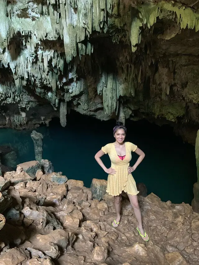 7 Potret Angel Karamoy Liburan ke Labuan Bajo, Berani Berenang di Dalam Gua