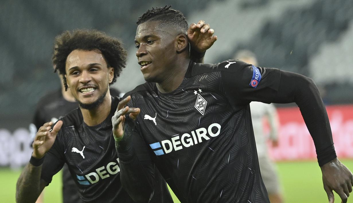 Striker Borussia Moenchengladbach, Breel Embolo (kanan), merayakan gol bersama rekannya, Valentino Lazaro dalam laga lanjutan Liga Champions 2020/21 Grup B melawan Shakhtar Donetsk di Moenchengladbach, Jerman, Kamis (26/11/2020). Gladbach menang 4-0 atas Shakhtar. (AFP/Ina Fassbender)