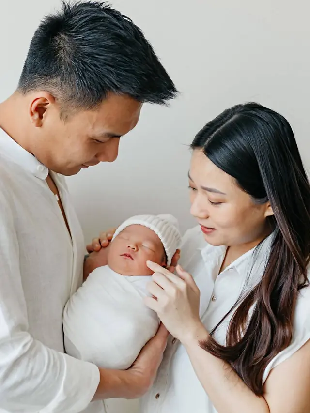 Tampil Kompak, Ini Pemotretan Keluarga Fendy Chow dan Stella Cornelia Bersama Buah Hati