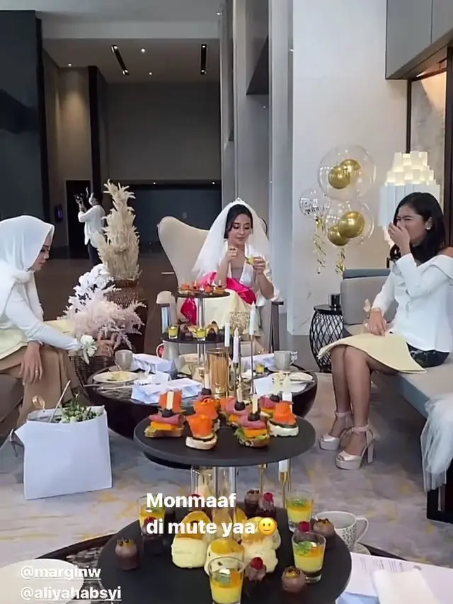 7 Momen Bridal Shower Margin Wieheerm Tunangan Ali Syakieb, Serba Putih