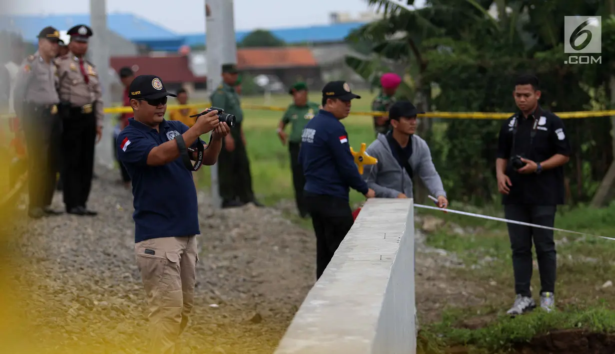 Petugas Puslabpor Bareskrim Polri menggambil gambar saat melakukan olah TKP longsornya Underpass Perimeter Selatan, Bandara Soekarno Hatta (Soetta), Tangerang, Banten, Selasa (6/2). (Liputan6.com/Angga Yuniar)