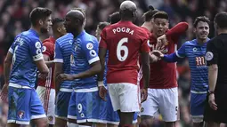 Marcos Rojo (3kanan) dan pemain Bournemouth, Adam Smith (2kanan) berbicara kepada wasit terkait insiden yang melibatkan Ibrahimovic dan Yyrone Mings pada laga Premier League pekan ke-27 di Old Trafford, Manchester, (4/3/2017). (AFP/Oli Scarff)