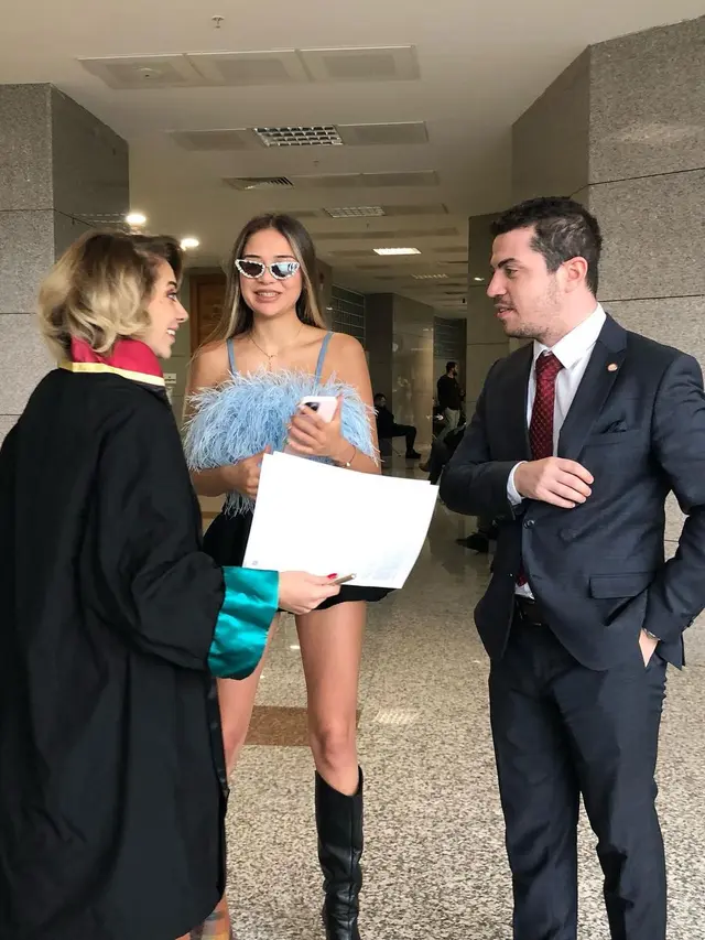 Model Turki Nekat Hadiri Sidang Asusila Pakai Rok Mini dan Tank Top
