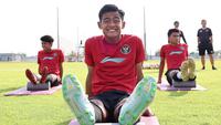 Skuad Timnas Indonesia U-22 tampak percaya diri jelang menghadapi laga ketiga Grup A SEA Games 2023 kontra Timor Leste, Minggu (7/5/2023). Hal tersebut terpancar dalam sesi latihan skuad Garuda Muda di Visakha Training Center, Phnom Penh, Kamboja pada Sabtu (6/5/2023). Seluruh pemain maupun jajaran pelatih tampak mejalani sesi latihan dengan senyum bahagia sebagai bentuk kepercayaan diri mampu meraih hasil maksimal atas Timor Leste. Semoga! (Bola.com/Abdul Aziz)