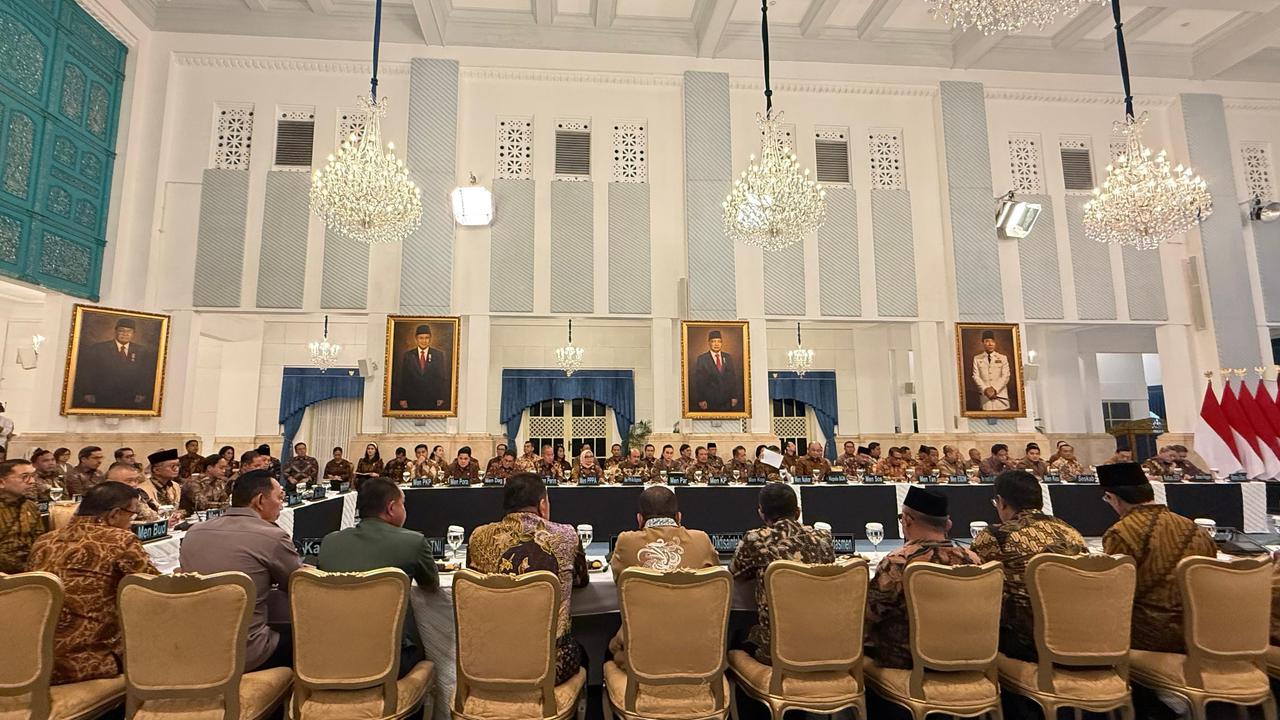 Prabowo Gelar Sidang Kabinet Paripurna Tepat Satu Tahun Setelah Dilantik, Pakai Baju Nuansa Warna Cokelat