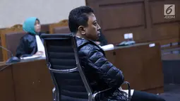 Terdakwa kasus suap jual-beli jabatan di lingkungan Kemenag, M Romahurmuziy saat menjalani sidang lanjutan di Pengadilan Tipikor, Jakarta, Rabu (18/9/2019). Sidang yang seharusnya beragendakan pembacaan eksepsi dibatalkan karena terdakwa mengaku sakit. (Liputan6.com/Helmi Fithriansyah)