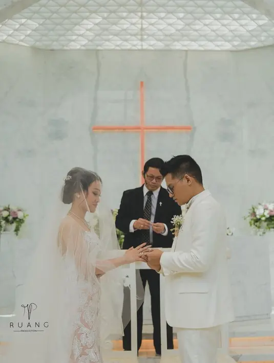 Mantan personel Cherrybelle ini akhirnya resmi menjadi istri dari lelaki yang akrab disapan  Mario Kacang, sesuai dengan nama akun Instagramnya. Nuansa putih menjadi warna busana yang dipakai Mario dan Felly. (Instagram/fellyyoung21)