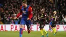 Striker Crystal Palace, Connor Wickham, merayakan gol yang dicetaknya ke gawang Manchester City. Setelah sempat unggul 1-0, Palace sempat menyamakan kedudukan menjadi 1-1. (Reuters/John Sibley)