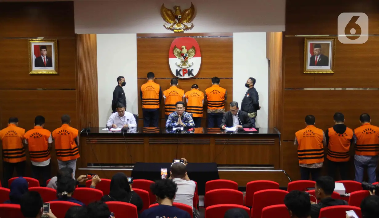 Para tersangka tersebut terdiri dari empat pihak yang diduga sebagai pemberi suap, yakni Direktur PT Istana Putra Agung, Dion Renato Sugiarto; Direktur PT Dwifarita Fajarkharisma, Muchamad Hikmat; mantan Direktur PT KA Manajemen Properti, Yoseph Ibrahim; dan VP PT KA Manajemen Properti, Parjono. (Liputan6.com/Herman Zakharia)