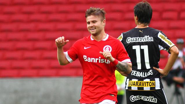 Manchester United Incar Dua Gelandang Internacional