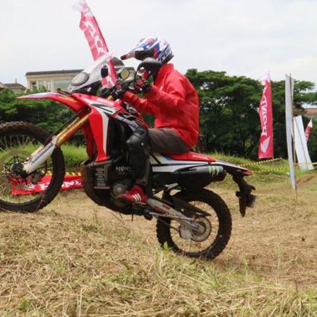 Trik Dasar Banyak Yang Tak Tahu Cara Naik Motor Trail Otomotif Liputan6 Com