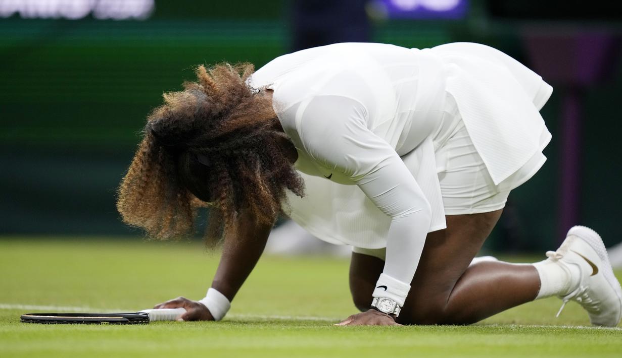 Serena yang dalam usahanya menuju gelar Grand Slam ke-24 ini terpaksa keluar dari lapangan berderai air mata meski penonton memberi  semangat dan tepuk tangan kepada petenis Amerika Serikat itu. (AP/Kirsty Wigglesworth)