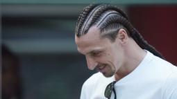 Pemain AC Milan, Zlatan Ibrahimovic terlihat di bangku cadangan saat laga pekan ke-34 Liga Italia 2022/2023 antara AC Milan melawan Lazio di San Siro, Milan, Sabtu (06/05/2023). Pemain asal Swedia tersebut harus menepi dari lapangan akibat cedera betis. (AP/LaPresse/Spada)