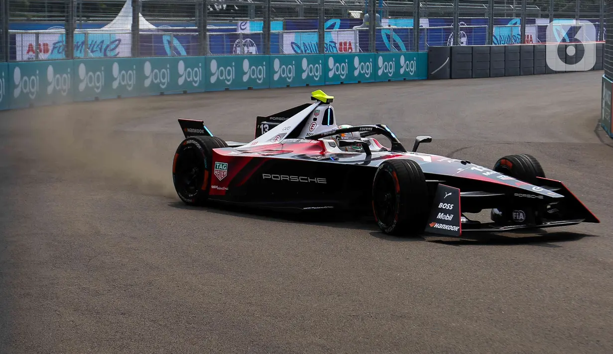 Pembalap tim TAG Heuer Porsche Formula E Team, Da Casto melaju saat kualifikasi seri kesebelas balapan Formula E 2023 Jakarta di Jakarta International E-Prix Circuit (JIEC), Jakarta, Minggu (4/6/2023). (Liputan6.com/Herman Zakharia)