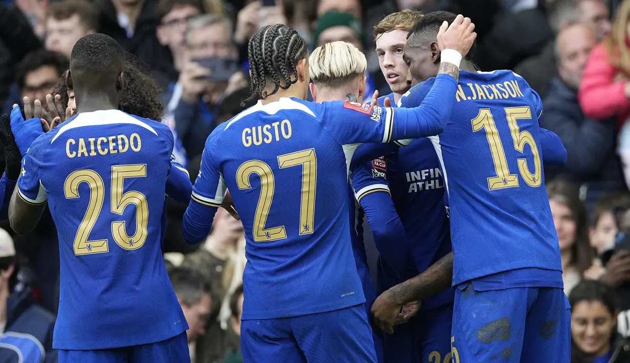 Selebrasi para pemain Chelsea merayakan gol kedua ke gawang Leicester City yang dicetak Cole Palmer (kedua kanan) pada laga perempatfinal Piala FA 2023/2024 di Stamford Bridge, London, Minggu (17/3/2024). (AP Photo/Dave Shopland)