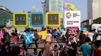 Warga memadati layar Countdown Asian Games 2018 saat Car Free Day di Bundaran HI, Jakarta, Minggu, (10/09). Layar Countdown Asian Games 2018  ini menandai hitung mundur untuk pelaksanaan Asian Games 2018. (Liputan6.com/Fery Pradolo)