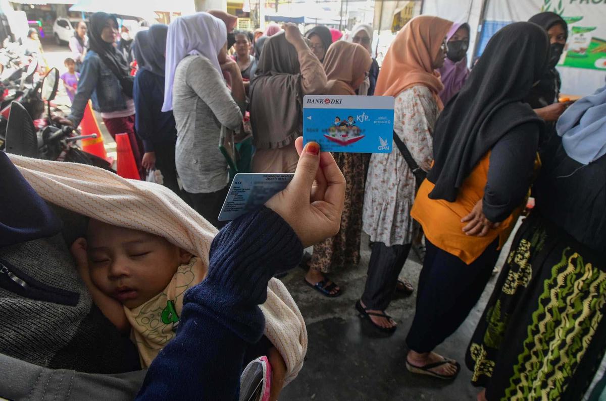 Antrean warga cairkan KJP di Duri Kosambi
