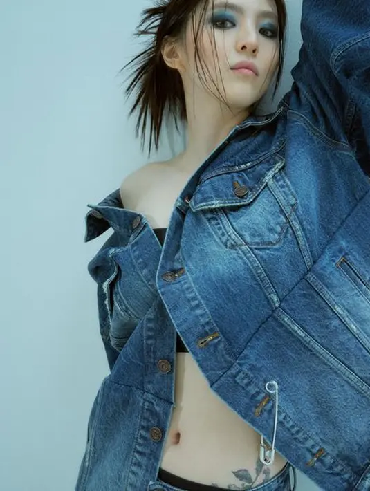 <p>Image tomboy yang ditampilkan sebelumnya berubah menjadi seksi saat memamerkan tato di perutnya. (Instagram/xeesoxee).</p>