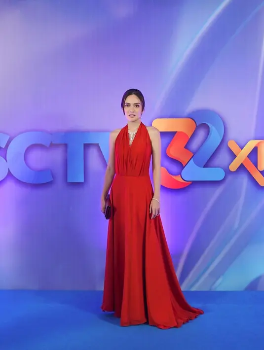 Halter dress warna merah merona jadi opsi berikutnya untuk membuatmu terlihat berkelas. Permanis tampilan dengan kalung berlian. [@shandyaulia]