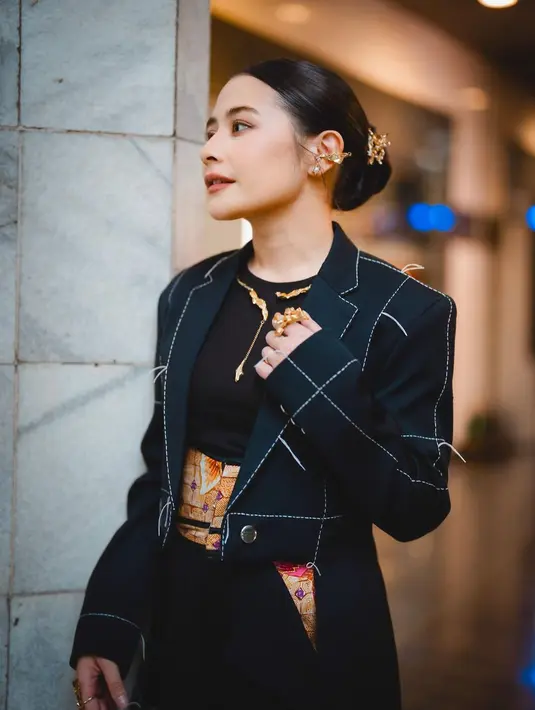 Penampilan memesona Prilly Latuconsina dengan gaya rambut yang sleek. Rambutnya dibelah menjadi dua bagian lalu di-high-bun dengan tambahan aksesori rambut yang menambah kesan mewah. [Foto: Instagram/prillylatuconsina96]