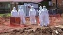 Dokter berjalan di dalam bagian isolasi Ebola Rumah Sakit Rujukan Regional Mubende, di Mubende, Uganda pada 29 September 2022. Vaksin Ebola eksperimental akan dikerahkan di Uganda saat negara tersebut melakukan tindakan pencegahan yang keras termasuk penguncian di daerah yang terkena Ebola. (AP Photo/Hajarah Nalwadda, File)