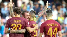 Para pemain AS Roma merayakan gol saat melawan Napoli pada lanjutan Serie A Italia di San Paolo Stadium, Naples (15/10/2016). (REUTERS/Stefano Rellandini)