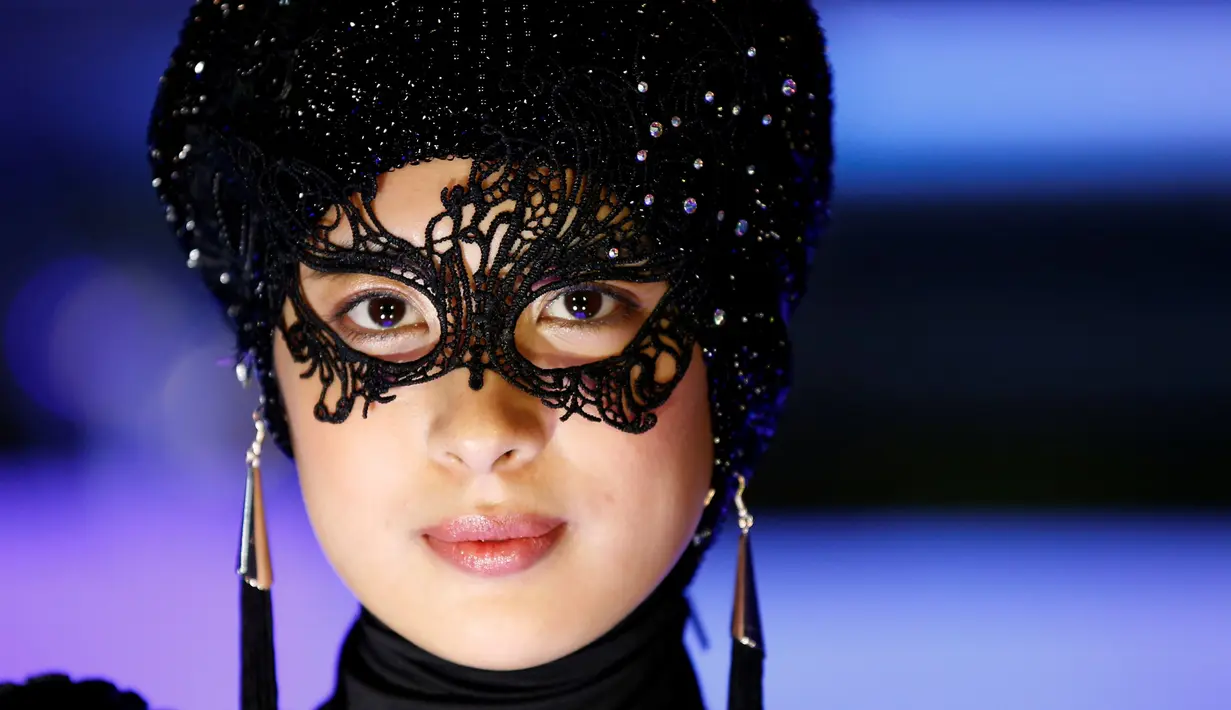 Detail aksesoris busana muslim rancangan Lynn Siregar dengan brand Weddingku Gallery pada Tokyo Modest Fashion Show di Halal Expo Japan, Tokyo, Selasa (22/11). Acara ini pertama kalinya pagelaran busana muslim digelar di Jepang. (REUTERS/Toru Hanai)