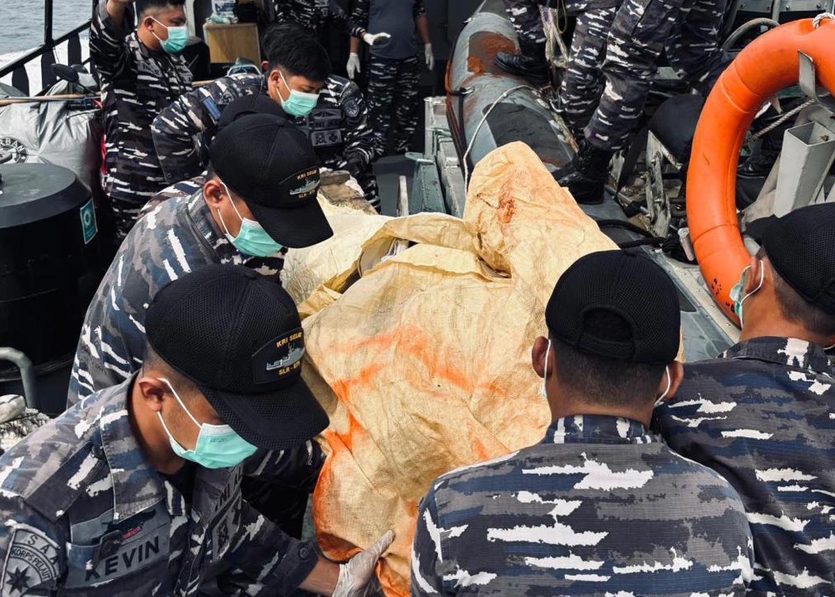 FOTO: KRI Selar-879 Evakuasi Jenazah di Teluk Balikpapan Saat Patroli Rutin