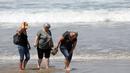 Orang-orang berjalan di sepanjang pantai di Biarritz barat daya Prancis, Rabu (18/5/2022). Cuaca panas diperkirakan akan berlangsung selama beberapa hari di seluruh Prancis. (AP Photo/Bob Edme)