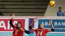 Pemain Timnas Bola Voli Putri Indonesia, Wilda Siti Nurfadilah (kiri) dan Mediol Stiovanny Yoku gagal mengahalu bola saat laga Grup A Bola Voli Putri SEA Games 2023 melawan Timnas Bola Voli Putri Thailand di Olympic Complex Indoor Main Hall, Phnom Penh, Kamboja, Selasa (09/05/2023). (Bola.com/Abdul Aziz)