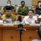 Dirjen Penyelenggaraan Haji dan Umrah (PHU) Hilman Latief (kanan) dan Kepala Badan Pengelola Keuangan Haji (BPKH) Fadlul Imansyah (tengah) menyampaikan paparan saat rapat dengar pendapat bersama Komisi VIII DPR di Kompleks Parlemen, Senayan, Jakarta, Selasa (14/2/2023). Pengumuman terkait besaran biaya haji terpaksa ditunda hingga besok lantaran pemerintah bersama Panja Komisi VIII DPR masih belum menemui kesepakatan. (Liputan6.com/Faizal Fanani)