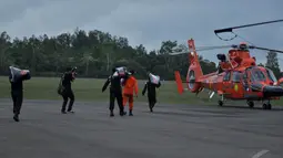 Tim SAR gabungan bersiap melakukan evakuasi korban pesawat AirAsia QZ8501 pada hari keempat di Lanud Iskandar, Pangkalan Bun, Kalteng, Rabu (31/12/2014). (Liputan6.com/Miftahul Hayat)