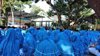 Para Siswa-Siswi SMPn 1 Pajarakan lakukan doa bersama untuk kesembuhan teman mereka yang menjadi korban ambruknya jembatan gantung (Istimewa)