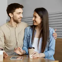 Salah satu tanda green flag yang bisa ditemukan dalam hubungan, yaitu validasi emosi/copyright freepik/cookie_studio