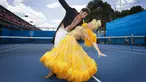 Petenis Malek Jaziri asal Tunisia menari dengan aktris Sophia Katos di Melbourne Park, Kamis (22/1/2015). (Reuters/Fiona Hamilton)