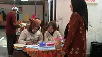 Ibu-ibu cantik menyiapkan kuliner khas daerah hingga ratusan hadiah bagi warga yang mendatangi TPS pemilihan ketua RT di salah satu perumahan di Sumenep, Madura. (Liputan6.com/Mohamad Fahrul)