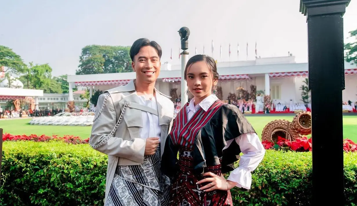Lyodra Ginting menggebrak panggung dengan tiga lagu daerah yakni “Kampuang Nan Jauh di Mato” (Sumatra Barat), “Rek Ayo Rek” (Jawa Timur), dan “Apuse” (Papua). Melantun tiga lagu dengan lancar dan teknik vokal prima, Lyodra Ginting turun panggung dengan hati lega. Ia lalu berpose dengan penampil lain, salah satunya Vidi Aldiano. (Foto: Dok. Instagram @lyodraofficial).