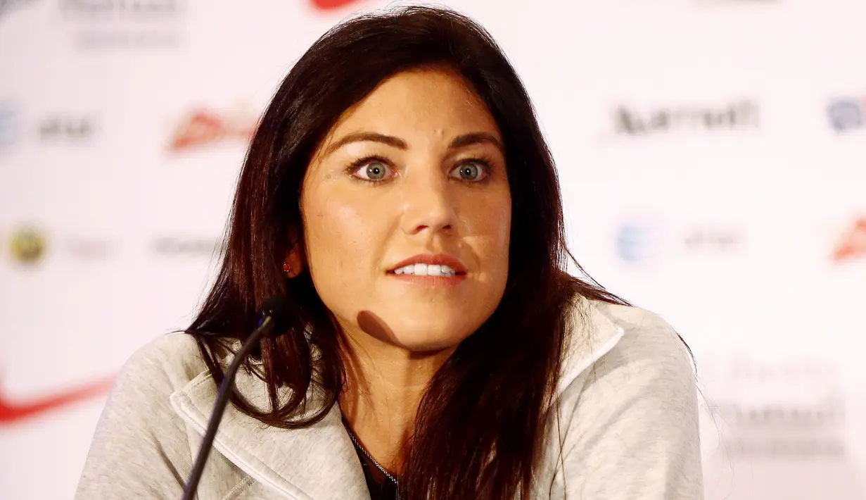Kiper Wanita Amerika Serikat, Hope Solo saat melakukan jumpa pers di Marriott Marquis, Rabu (27/5/2015). (Reuters/Andy Marlin)