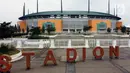 Foto udara suasana depan Stadion Pakansari, Kabupaten Bogor, Jawa Barat, Senin (13/4/2020). Bupati Bogor Ade Yasin menyatakan Pembatasan Sosial Berskala Besar pencegahan penularan virus COVID-19 yang rencananya dimulai Rabu (15/4) akan terfokus di zona merah. (Liputan6.com/Helmi Fithriansyah)