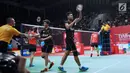 Ganda campuran Indonesia, Tontowi Ahmad/Liliyana Natsir usai melawan Lee Yang/Hsu Ya Ching (Taiwan) pada babak kedua Indonesia Masters 2018 di Istora Senayan, Jakarta, Kamis (25/1). Tontowi/Liliyana unggul 21-12, 21-10. (Liputan6.com/Helmi Fithriansyah)