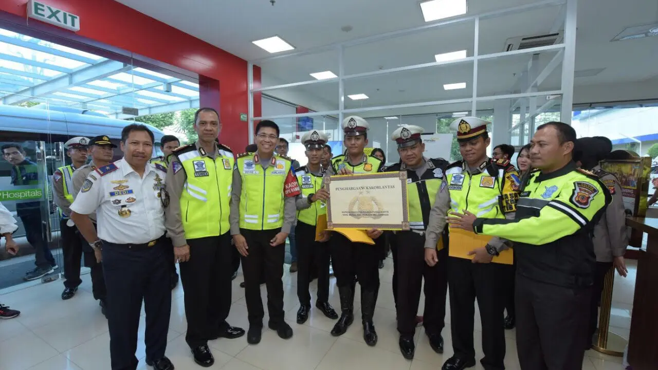 Kakorlantas Polri beri penghargaan polisi yang menolong ibu melahirkan di Tol Cipali (Korlantas Polri)