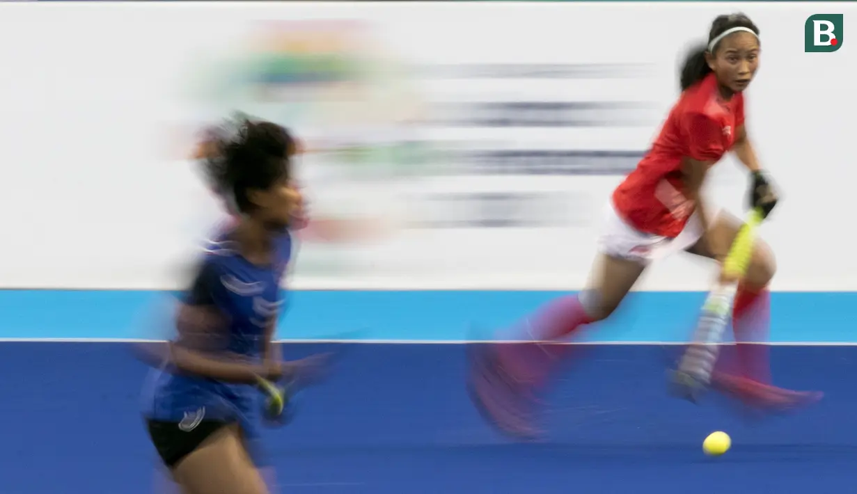 Pemain Indonesia, Melinda, menggiring bola saat melawan Thailand pada laga Asian Games di Lapangan Hoki, GBK, Jakarta, Sabtu (25/8/2018). Indonesia kalah 0-2 dari Thailand. (Bola.com/Peksi Cahyo)