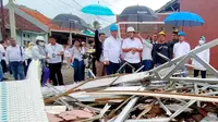 Direktur Utama PT Bank Tabungan Negara (Persero) Tbk. Haru Koesmahargyo bersama Direktur Consumer Bank BTN Hirwandi Gafar serta Istri dan Karyawan BTN melihat rumah warga yang terdampak gempa di Cianjur, Jawa Barat (26/11/2022). (Liputan6.com)