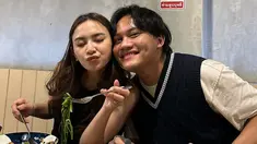 Rizky Febian dan Mahalini kerap menampilkan sisi romantis di hadapan publik. Tak heran jika momen mesra keduanya didukung oleh para penggemar. Dalam liburan kali ini, pelantun lagu 'Kesempurnaan Cinta' itu memamerkan posenya bareng sang kekasih saat makan kangkung. (Liputan6.com/IG/@rizkyfbian)