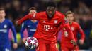 2. Alphonso Davies - Davies memiliki peran penting bagi langkah Bayern Munchen untuk bisa sampai ke babak final Liga Champions musim ini. Pemain berusia 19 tahun ini melengkapi ketajam Lewandowski di lini depan Bayern Munchen dengan suplai-suplai bolanya. (AFP/Glyn Kirk)