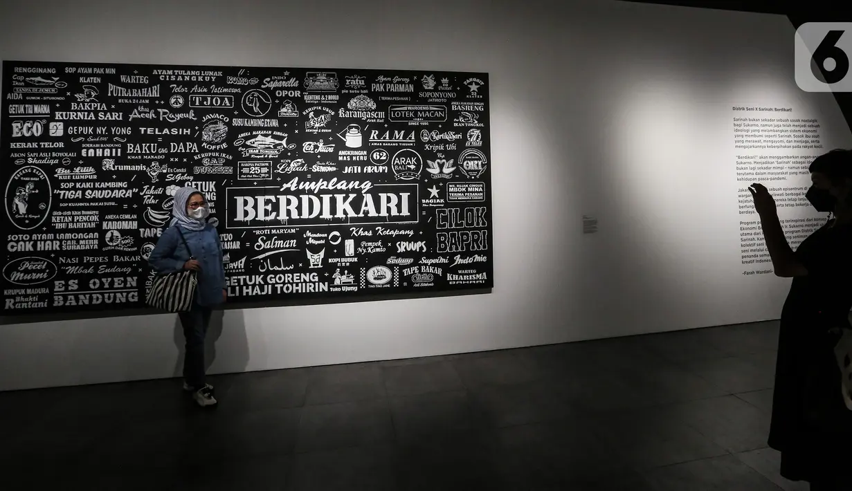 Pengunjung berfoto dengan karya seni kontemporer yang sedang dipamerkan di Distrik Seni, Gedung Sarinah, Jakarta Pusat, Senin (13/6/2022). Distrik Seni yang berada di  Sarinah Thamrin resmi dibuka untuk publik umum pada 1 Juni 2022. (Liputan6.com/Johan Tallo)
