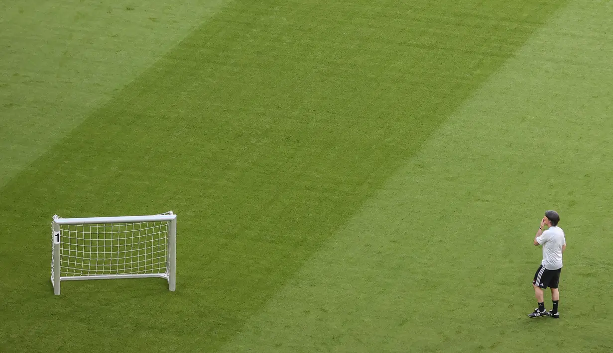 Pelatih Jerman Joachim Loew mengawasi sesi latihan MD-1 di Allianz Arena di Munich (14/6/2021). Pertandingan dari grup neraka ini akan berlangsung di Allianz Arena, Munich, Jerman pada Rabu (16/6) dini hari pukul 02.00 WIB. (ALEXANDER HASSENSTEIN / POOL / AFP)