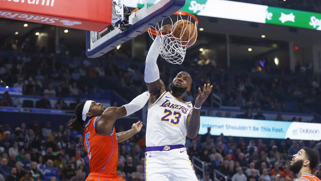 LeBron James mengacak-acak pertahanan Thunder di lanjutan NBA